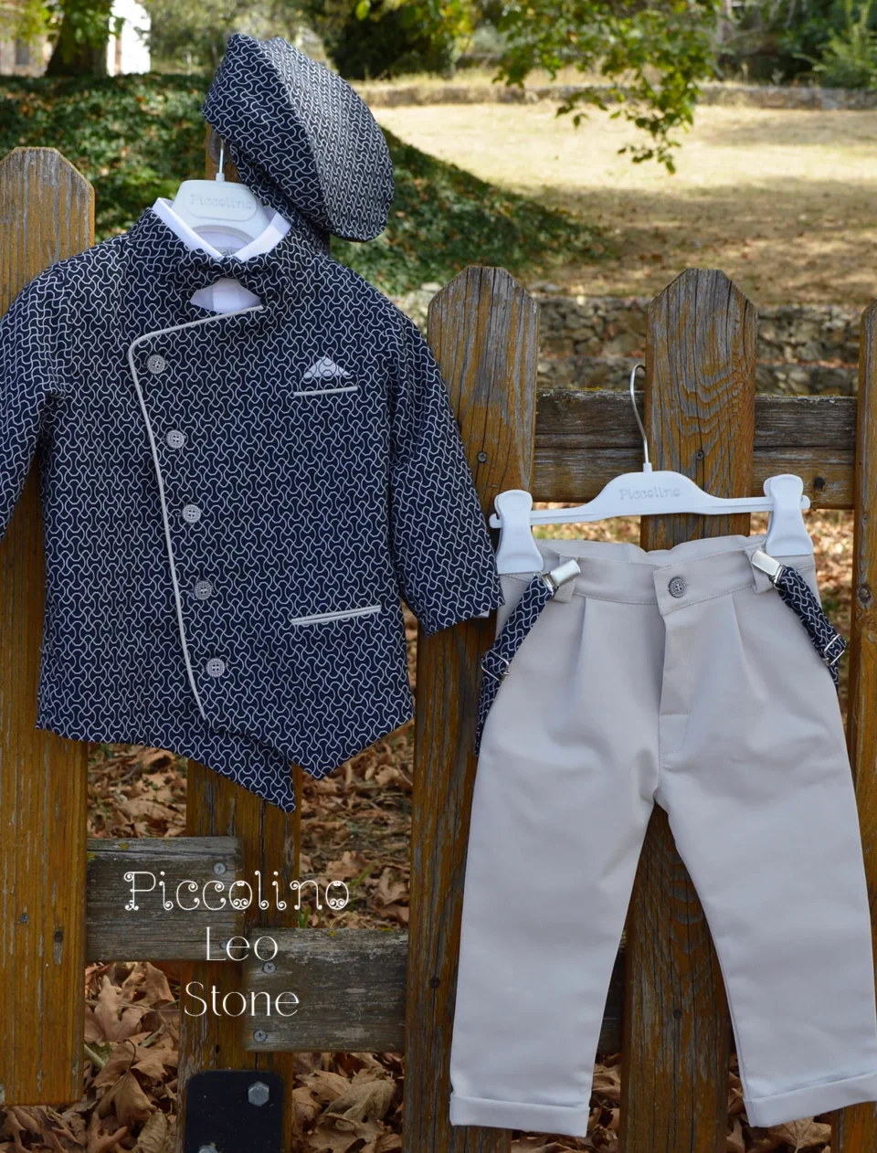 Βαπτιστικό κοστούμι χειμερινό Piccolino Leo σε χρώμα Stone. Περιλαμβάνει Σακάκι, βαμβακερό πουκάμισο, βαμβακερό χειμερινό παντελόνι, παπιγιόν, τιράντες και τραγιασκα.